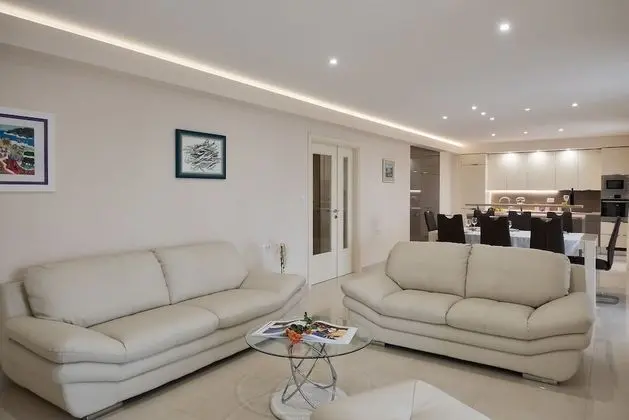 Villa (6 Bedroom Villa with Terrace and Pool)