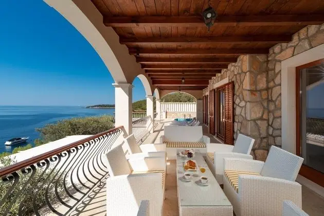 Villa (6 Bedroom Villa with Terrace and Pool)