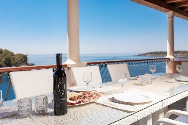 Villa (6 Bedroom Villa with Terrace and Pool)