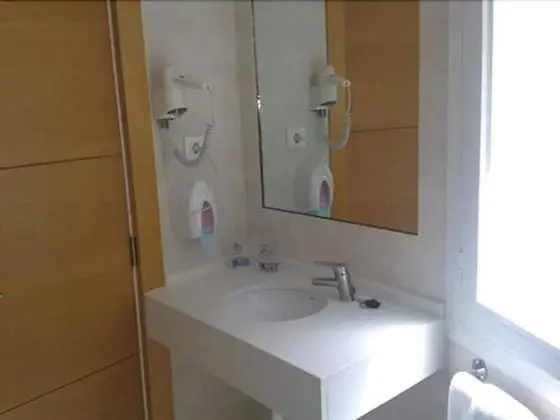 Büyük Yataklı Tek Kişilik Oda