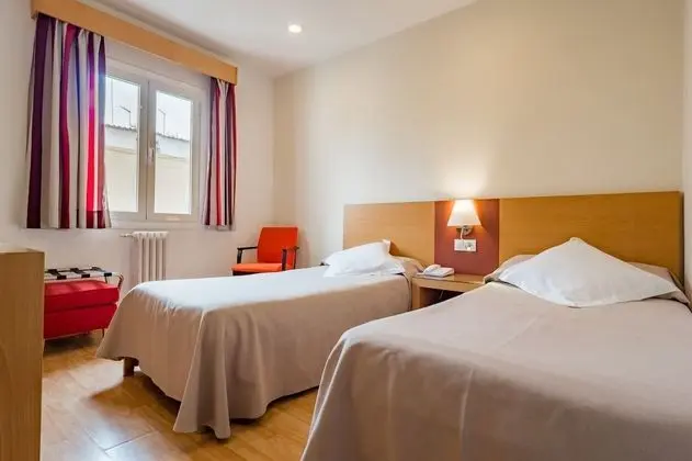 Büyük Yataklı Tek Kişilik Oda