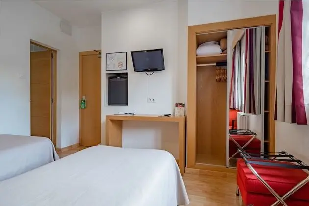 Büyük Yataklı Tek Kişilik Oda