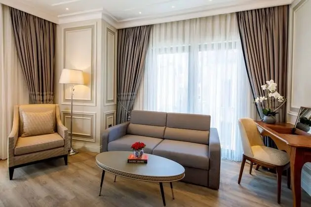 Corner Deluxe Room