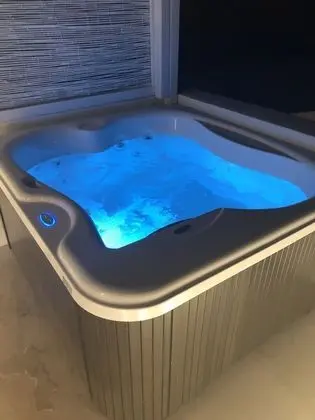 Classic Tek Büyük Yataklı Oda, Deniz Manzaralı (1st Floor with outdoor jacuzzi)