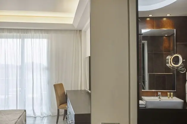 Deluxe Tek Büyük veya İki Ayrı Yataklı Oda, Kısmi Deniz Manzaralı