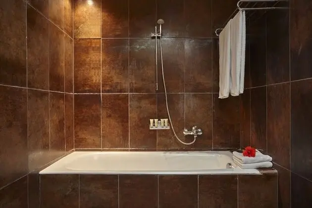 Deluxe Tek Büyük veya İki Ayrı Yataklı Oda, Kısmi Deniz Manzaralı