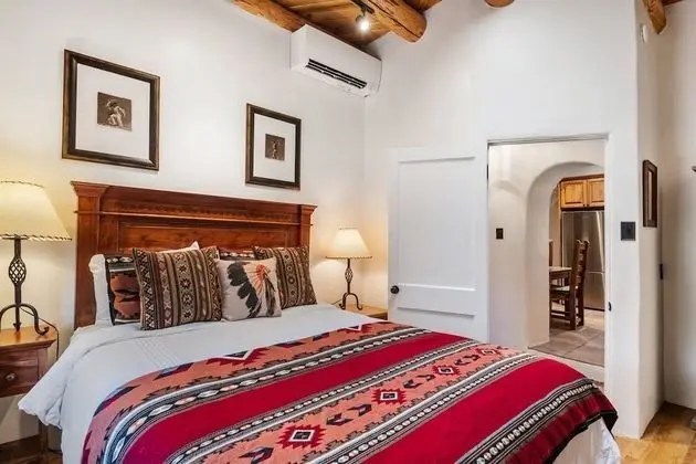 Ev (Amor - Historic Adobe in the Heart of)
