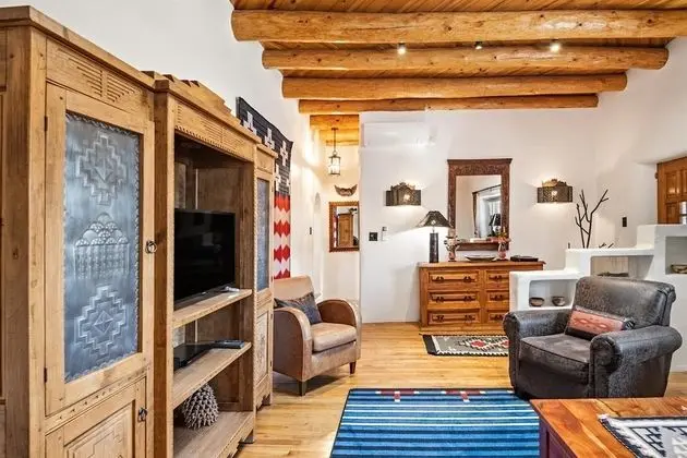 Ev (Amor - Historic Adobe in the Heart of)