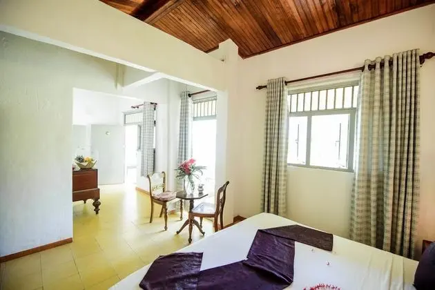 Tek Büyük Yataklı Oda, Balkon, Havuz Manzaralı