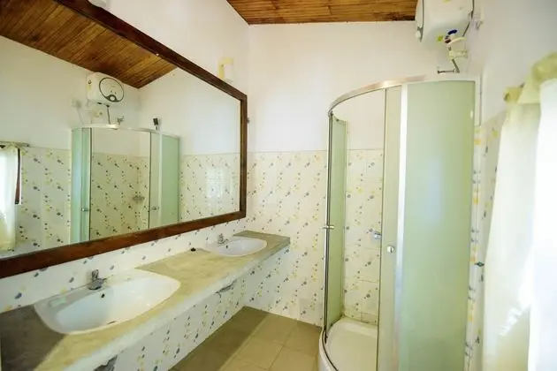 Tek Büyük Yataklı Oda, Balkon, Havuz Manzaralı