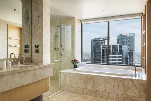 Executive Süit, 1 En Büyük (King) Boy Yatak, Kısmi Deniz Manzaralı (High Floor, Partial Water View)