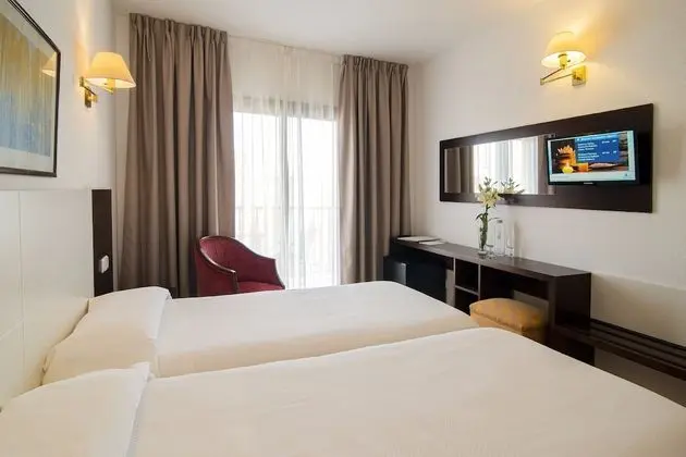 Tek Büyük veya İki Ayrı Yataklı Oda, Balkon (2 Adults + 1 Child)