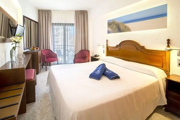 Tek Büyük veya İki Ayrı Yataklı Oda, Balkon (2 Adults + 1 Child)