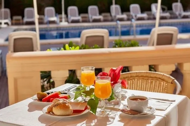 Tek Büyük veya İki Ayrı Yataklı Oda, Balkon (2 Adults + 1 Child)