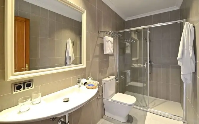 Tek Büyük veya İki Ayrı Yataklı Oda, Balkon (2 Adults + 1 Child)