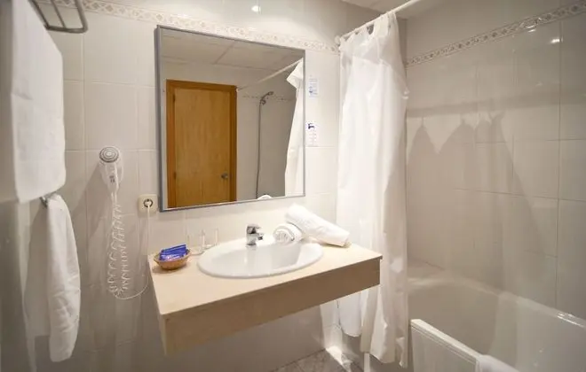 Tek Büyük veya İki Ayrı Yataklı Oda, Balkon (2 Adults + 1 Child)
