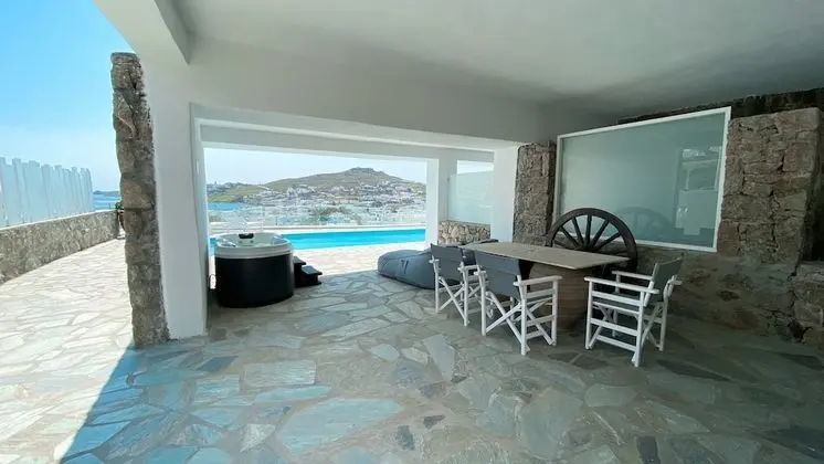 Apartment with Jacuzzi, Sea View and Pool Access