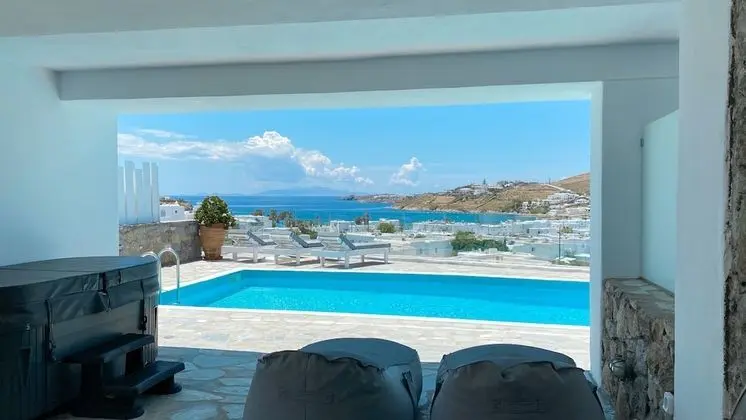Apartment with Jacuzzi, Sea View and Pool Access