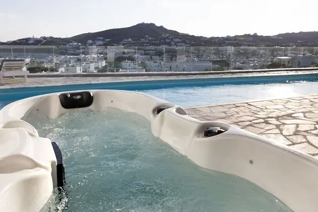 Apartment with Jacuzzi, Sea View and Pool Access