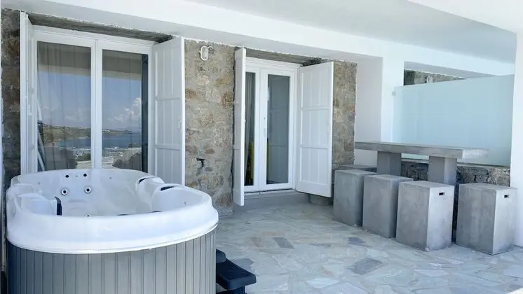 Apartment with Sea View, Jacuzzi and Pool Access