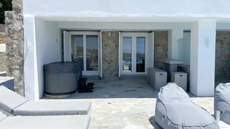 Apartment with Sea View, Jacuzzi and Pool Access