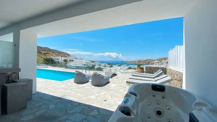 Apartment with Sea View, Jacuzzi and Pool Access
