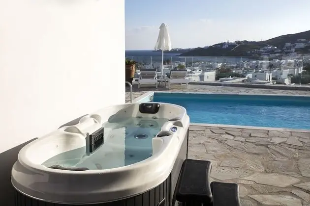 Apartment with Sea View, Jacuzzi and Pool Access