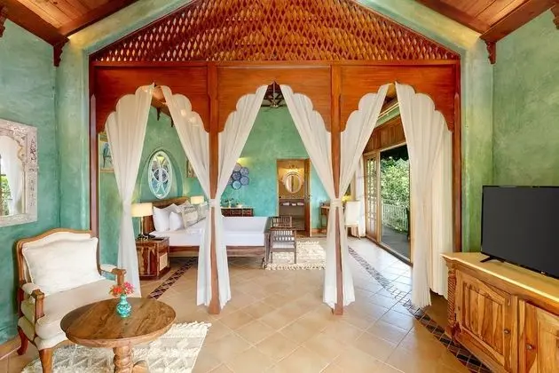 Luxury Oda