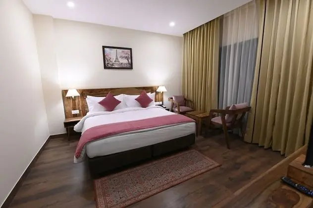 Honeymoon Suite with Bathtub and Balcony