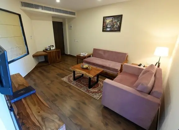 Honeymoon Suite with Bathtub and Balcony