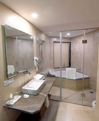 Honeymoon Suite with Bathtub and Balcony