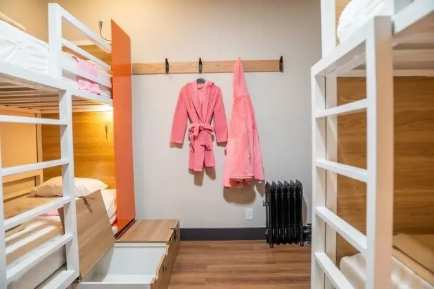 Ortak Ranzalı Oda, Sadece kadınlar için, Özel Banyo (1 Twin Bed in 4 Bed Room)