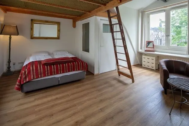 Traditional Apart Daire, Ek Bina