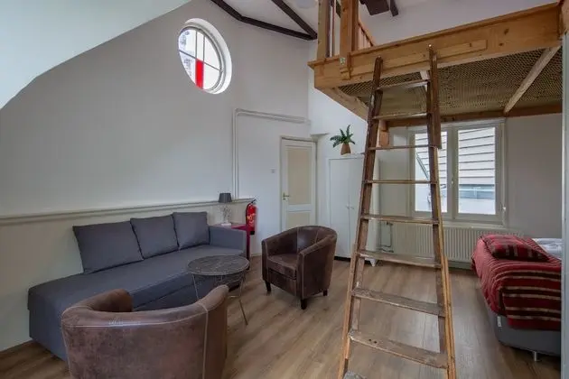 Traditional Apart Daire, Ek Bina