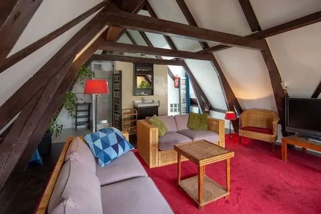 Traditional Apart Daire, Ek Bina