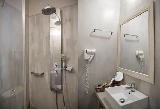 Tek Büyük Yataklı Oda, Zemin Kat (Groundfloor entrance,Amymone Building)