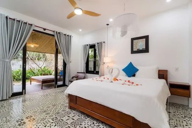 Villa, 4 Yatak Odası, Havuz Manzaralı