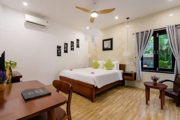 Villa, 4 Yatak Odası, Havuz Manzaralı