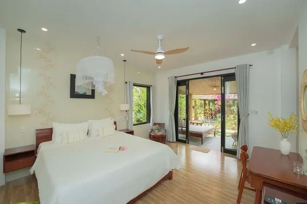 Villa, 4 Yatak Odası, Havuz Manzaralı