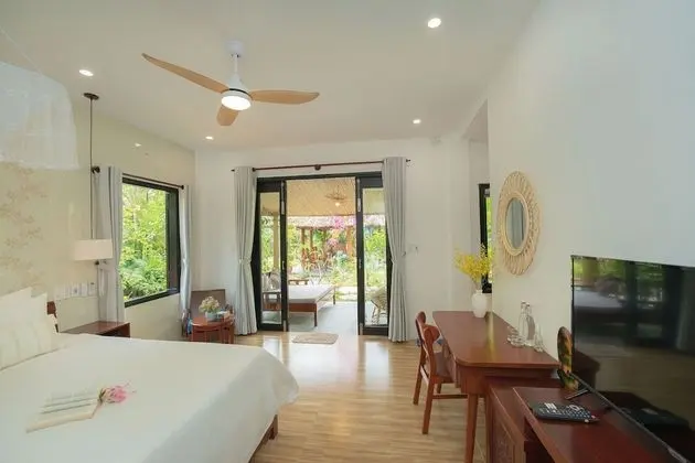 Villa, 4 Yatak Odası, Havuz Manzaralı