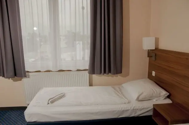 Tek Kişilik Oda, 1 Tek Kişilik Yatak, Ortak Banyo