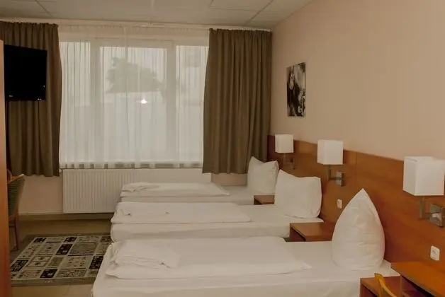 Üç Kişilik Oda