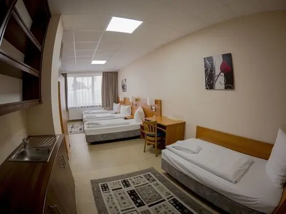 Üç Kişilik Oda