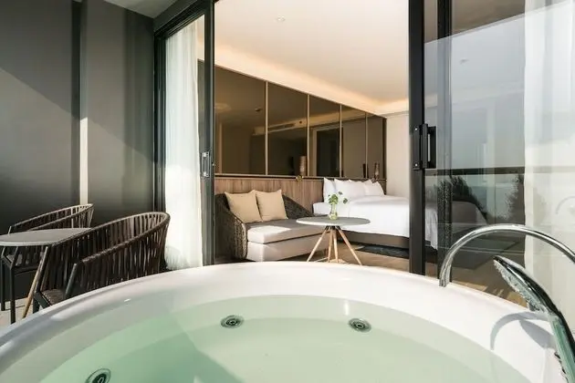 Oceanview Skybath Twin