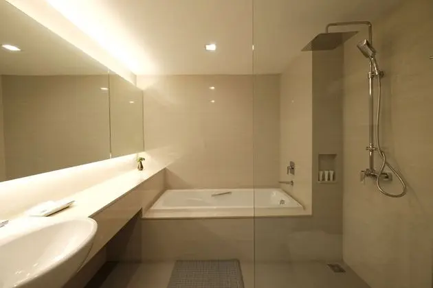 Deluxe Tek Büyük veya İki Ayrı Yataklı Oda, Havuz Manzaralı