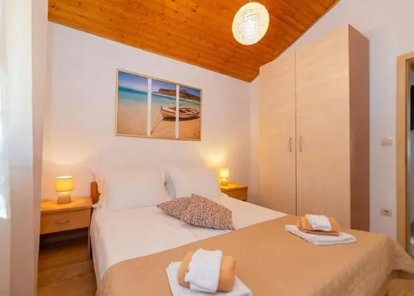 Ev (Anabella - open swimming pool - H(7))