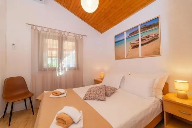 Ev (Anabella - open swimming pool - H(7))