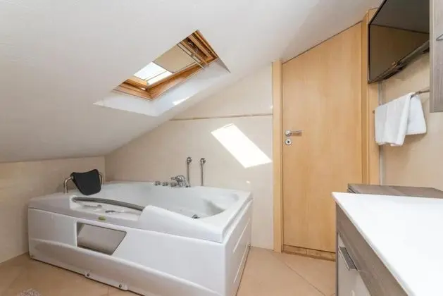 Ev (Anabella - open swimming pool - H(7))