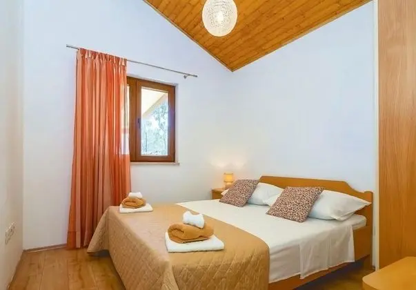 Ev (Anabella - open swimming pool - H(7))