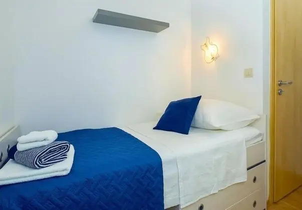 Ev (Anabella - open swimming pool - H(7))